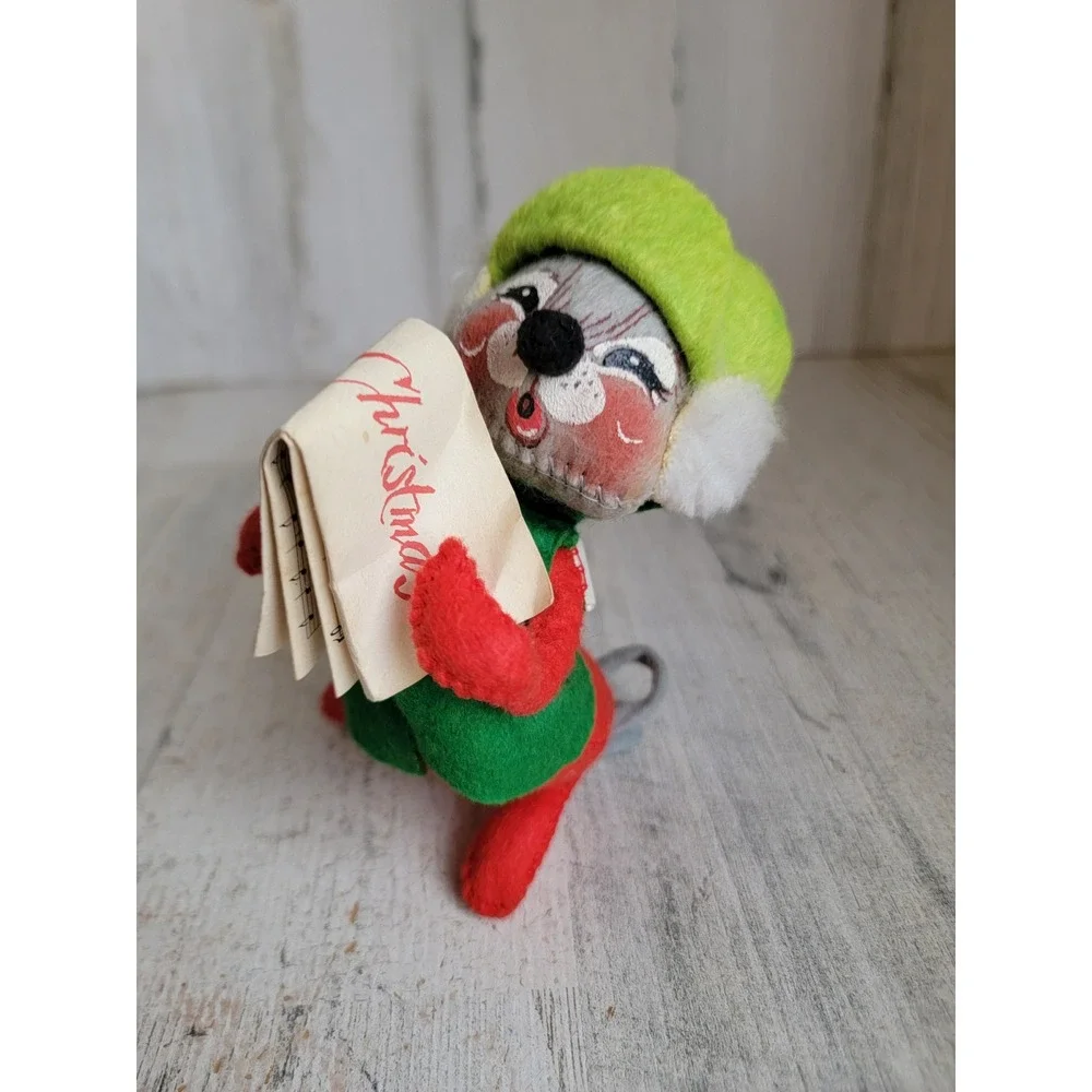 Annalee mouse caroling mobility doll vintage Xmas plush hat winter home decor